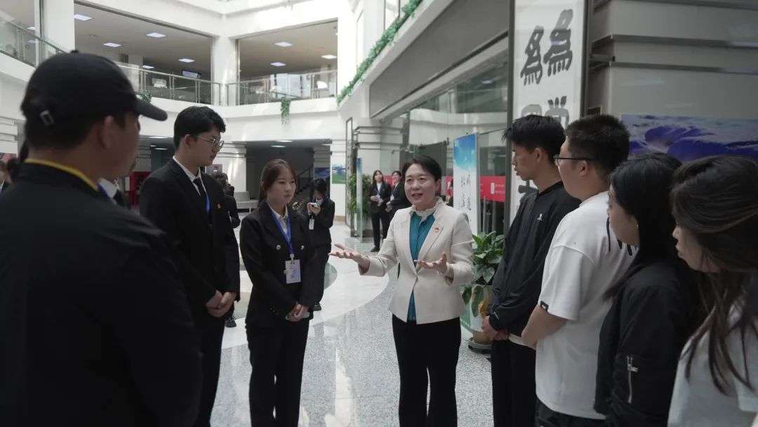 6月5日，谈球吧、教育厅联合在内蒙古师范大学举办“赓续劳模精神 强国复兴有我”劳模工匠进校园宣讲报告会，图为全国先进工作者、内蒙古医科大学药学院教授董玉宣讲后与学生交流